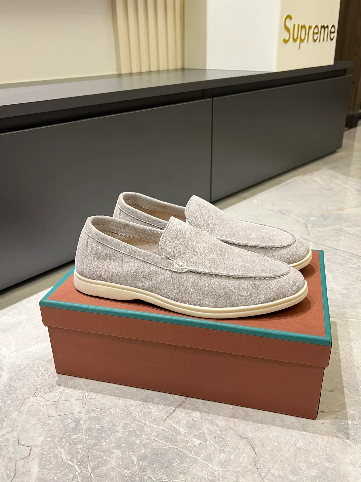 Men's shoes 💰p360 "Loro men's shoes 💰pian'*" Classic L men's shoes for couples 💰p Top version British flat loafers, a must-have item in old money style, the minimalist design is eye-catching and durable, a plus point for dressing The soft foot feel and texture are outstanding. They don’t scratch your feet and are very nice. They are matched with soft and waxy soles. They can be worn daily for a long time without getting tired. They are easy to wear, versatile and classic items, with perfect foot feel and texture! Imported cashmere fabric, the lining is made of imported A-grade water-dyed cow lining, the top version of the genuine leather midsole is sewn with pure handmade mark thread! Size: Female 35-40 (34. Customized) Male 38-44 (45.46. Customized)